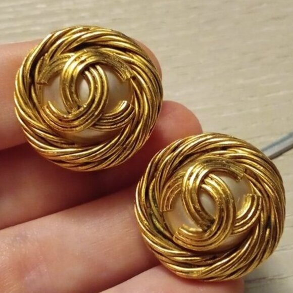 Chanel Vintage Interlocking CC Faux-Pearl Gold Clip On Earrings - Picture 17 of 17